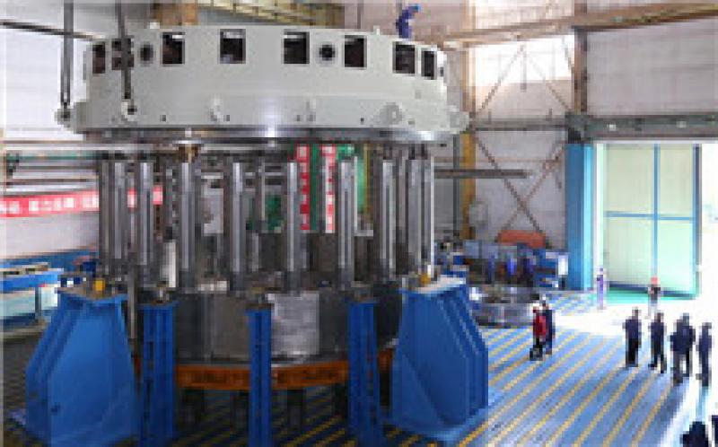 白鶴灘首臺(tái)頂蓋一次性吊裝成功