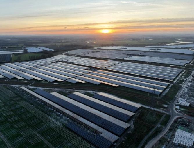 英國(guó)最大太陽(yáng)能園區(qū)克利夫山投入運(yùn)營(yíng) 配套儲(chǔ)能項(xiàng)目建設(shè)中