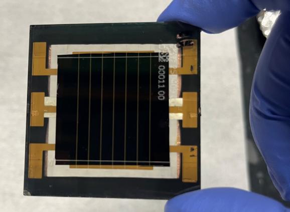 NREL、CubicPV 鈣鈦礦微型太陽能組件效率達 24%