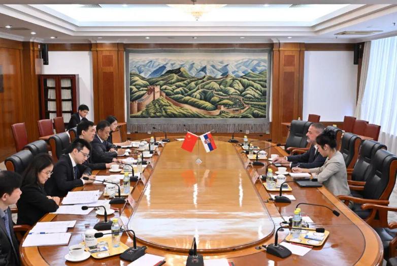 國家發展改革委副主任周海兵會見塞爾維亞總統特使、對華合作國家協調委員會成員巴西奇