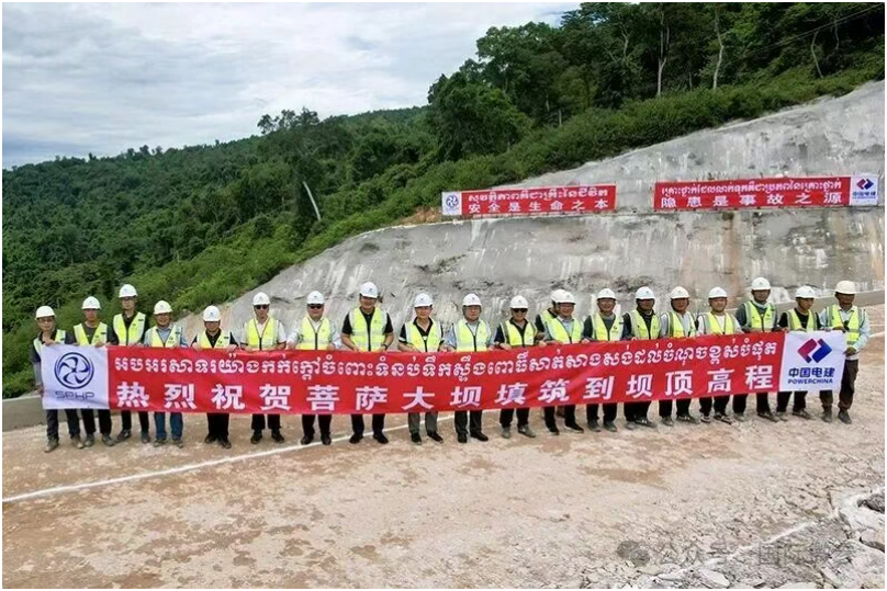 中國(guó)電建柬埔寨菩薩水電站大壩填筑達(dá)到壩頂高程
