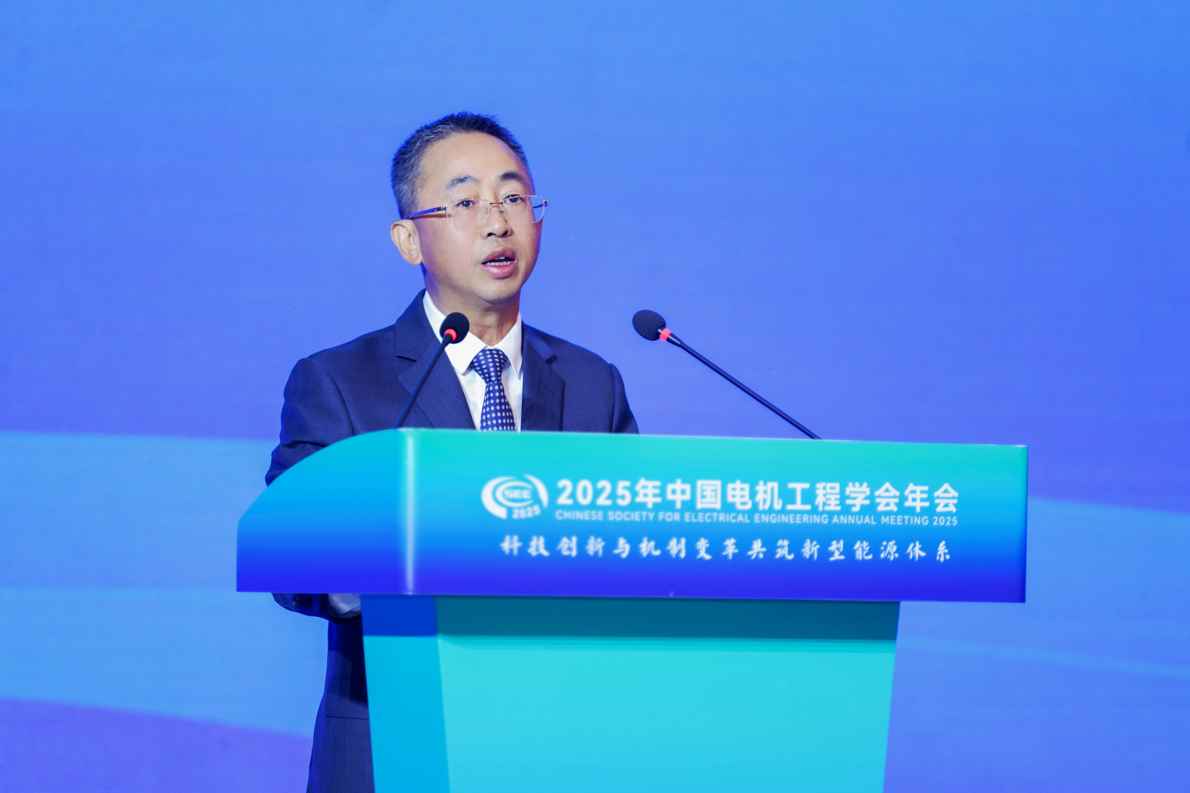 華為侯金龍：全場(chǎng)景構(gòu)網(wǎng)，光風(fēng)儲(chǔ)協(xié)同，推動(dòng)新能源成為主力電源