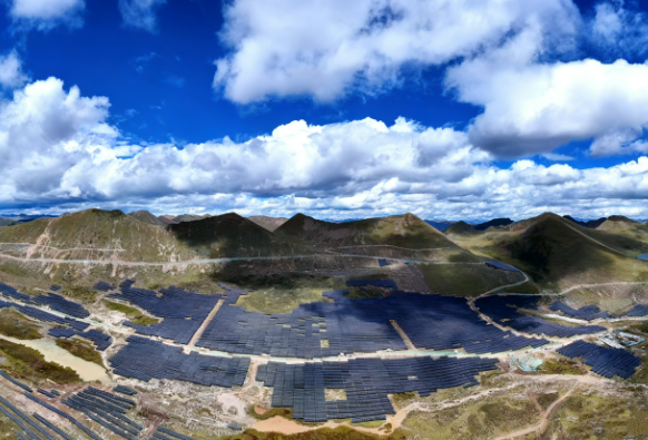 國(guó)內(nèi)在建最高海拔大型地面集中式光伏項(xiàng)目首次并網(wǎng)