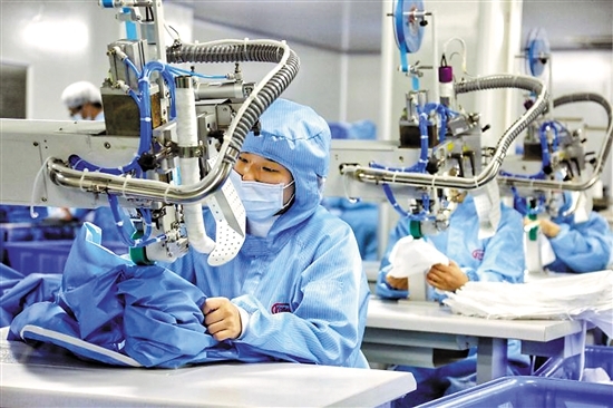 探營廣州部分口罩、防護服生產企業 廠家說買口罩難會緩解